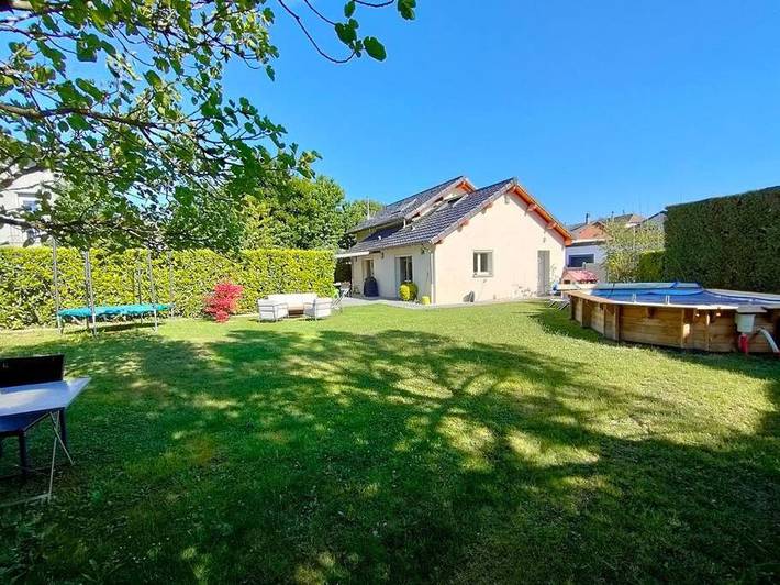 Location de vacances pour 4 personnes, avec Terrasse ainsi que Jardin et Piscine à Cognin