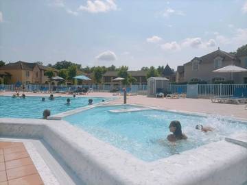 Gîte pour 4 personnes, avec piscine et terrasse à Monflanquin