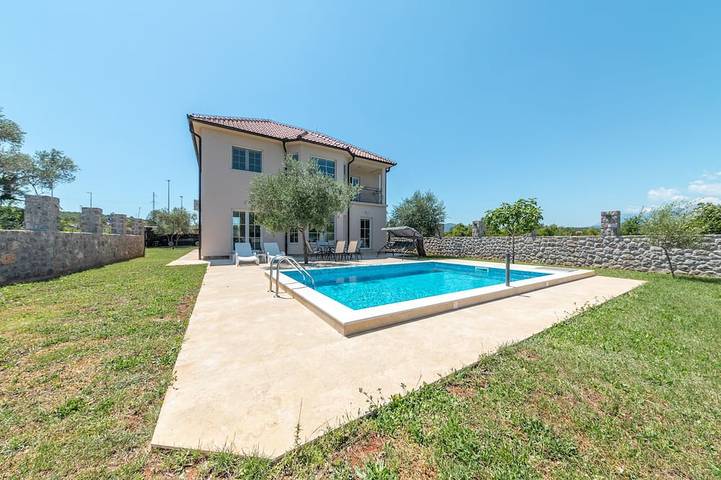 Ferienhaus für 7 Personen, mit Balkon und Garten in Montenegro