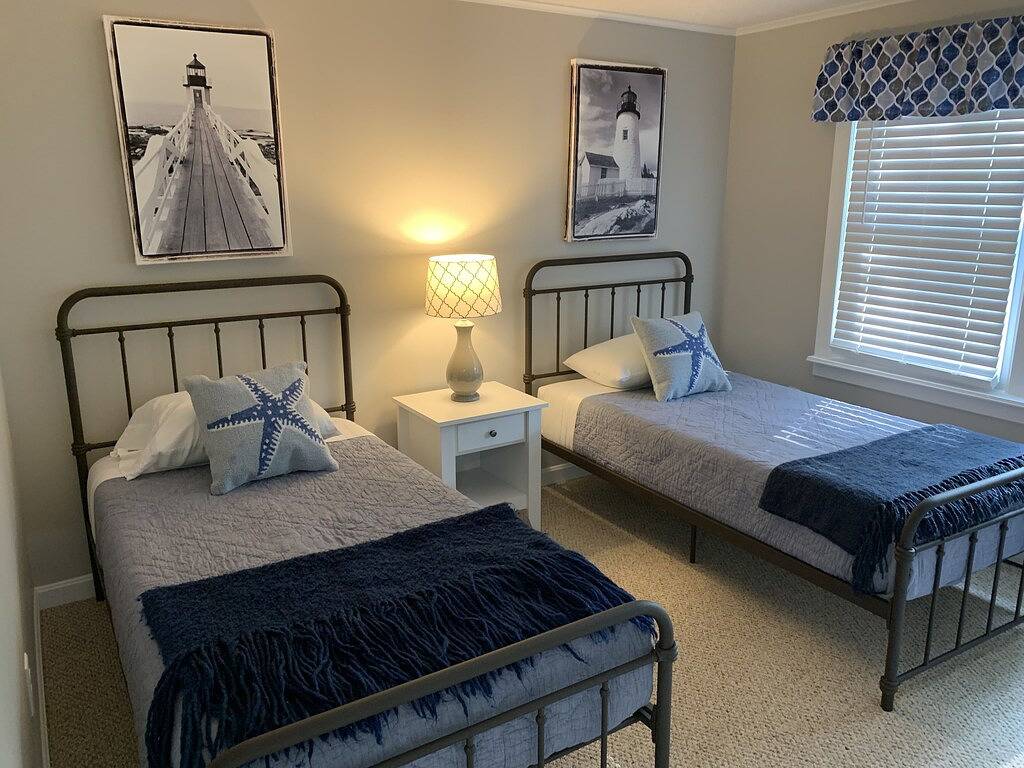 Cozy 3 bedroom house with large covered porch just steps from downtown Bbh. in Boothbay Harbor, Lincoln County (Maine)