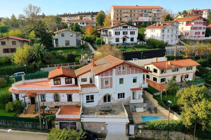 Villa pour 8 personnes, avec Balcon et Terrasse ainsi que Jardin et Piscine à San Sebastian