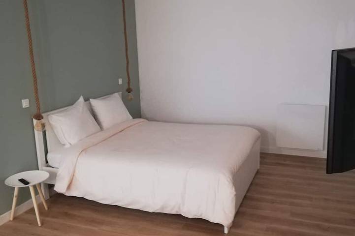 Ganze Wohnung, Studio Jardin\t-Studio-Standard-Ensuite-Gartenblick in Le Creusot, Autun und Umgebung