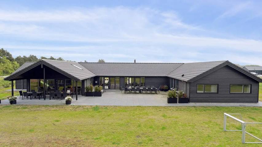 Ferienhaus für 27 Personen, mit Whirlpool und Sauna sowie Pool in Houstrup Strand