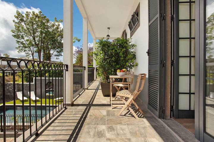 Entire studio, Studio Apartment '2' with Mountain View, Shared Pool and Wi-Fi in São Martinho, Madeira