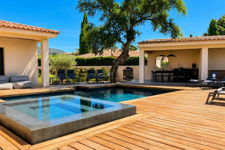 Location de vacances pour 10 personnes, avec jardin et piscine dans Sainte-Lucie de Porto-Vecchio