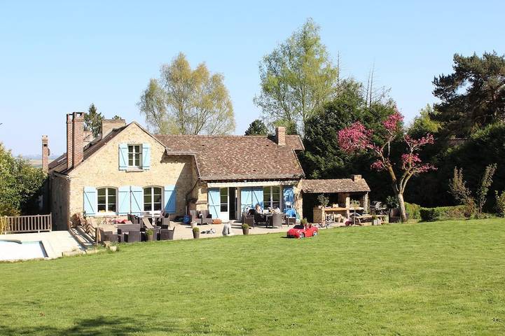 Gîte pour 16 personnes, avec terrasse et jardin à Jambville