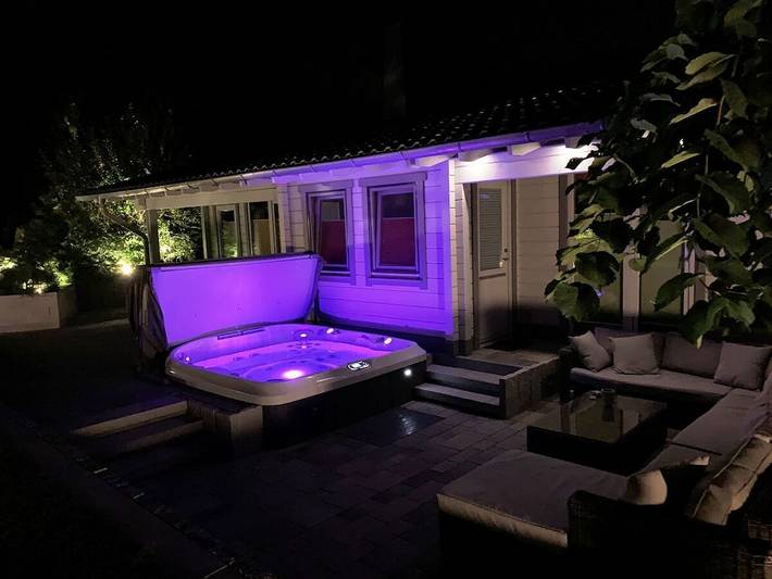 Ferienhaus für 2 Personen, mit Terrasse und Whirlpool sowie Garten und Pool in Kolkwitz