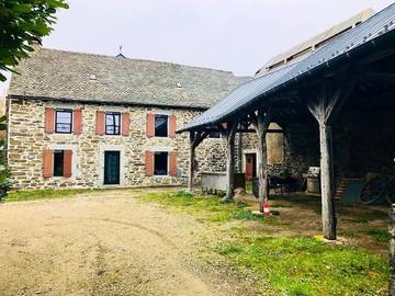 Gîte pour 14 personnes, avec jardin ainsi que vue et terrasse, animaux acceptés à Saint-Chély-d'Aubrac