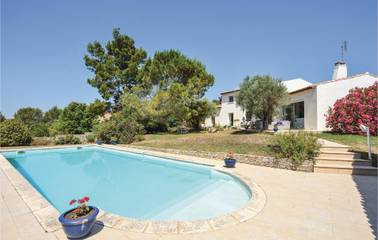 Location de vacances pour 10 personnes, avec terrasse ainsi que jardin et piscine à Nîmes