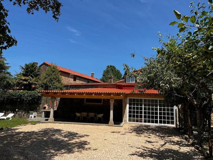 Location de vacances pour 8 personnes, avec Terrasse et Jardin ainsi que Piscine et Vue à Brión