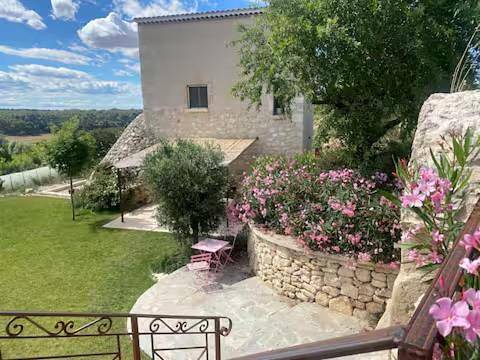 Location de vacances pour 2 personnes, avec piscine ainsi que terrasse et vue, animaux acceptés à Saint-Mitre-les-Remparts - 3