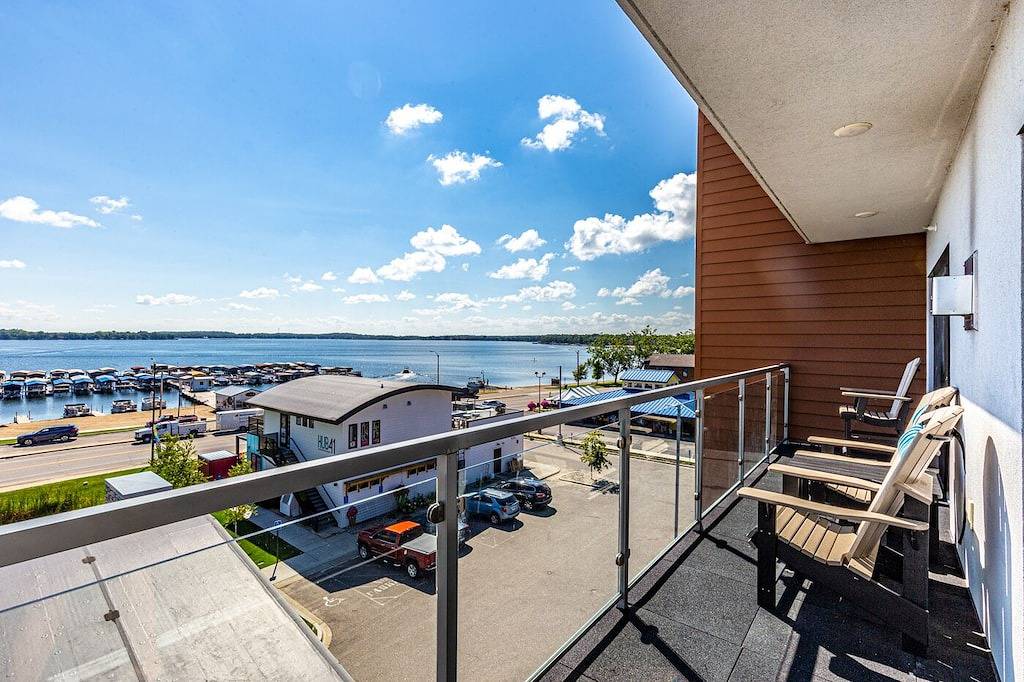 Ganze Wohnung, Starboard Point: Stunning Luxury Condo in the heart of Dl! in Detroit Lakes, Becker County