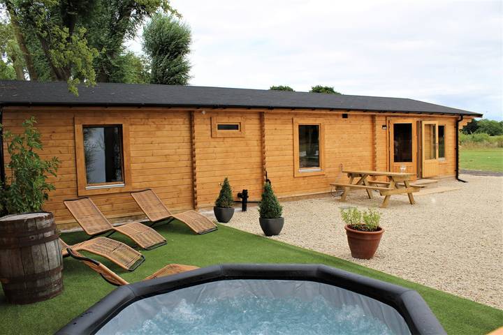 Cabane en bois pour 6 personnes, avec Jacuzzi ainsi que Terrasse et Jardin dans Cotswolds