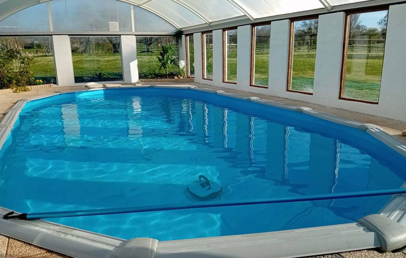 Gemütlich, 2,5 km vom Fluss L'Oudon entfernt, mit Parkplatz, TV, Garten und Pool in Saint-Pierre-en-Auge, Lisieux und Umgebung