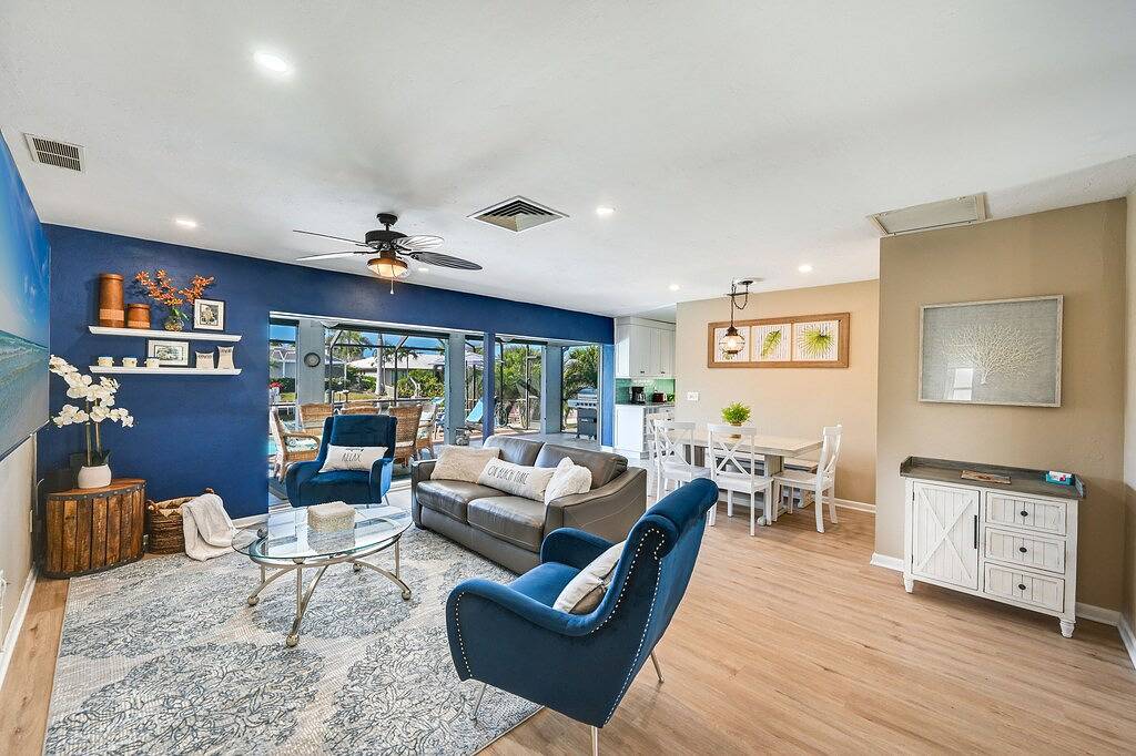 Charming and cozy with a dock for your boat and minutes to the Beach in Marco Island, Southwest Florida