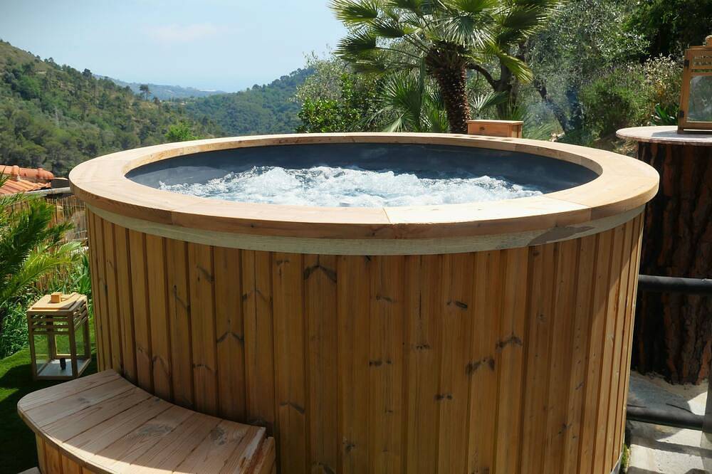 Haus-Swimmingpool und Whirlpool mit Meerblick im Herzen von Olivenbäumen in San Giacomo (Camporosso), Camporosso