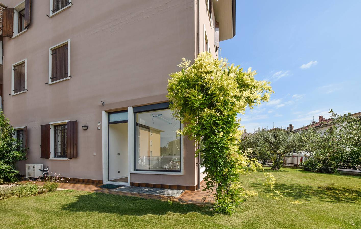 Geheel vakantieappartement, Appartement op de bovenste verdieping met AC, WiFi, parkeerplaats - dicht bij het stadscentrum in Pescantina, Provincie Verona