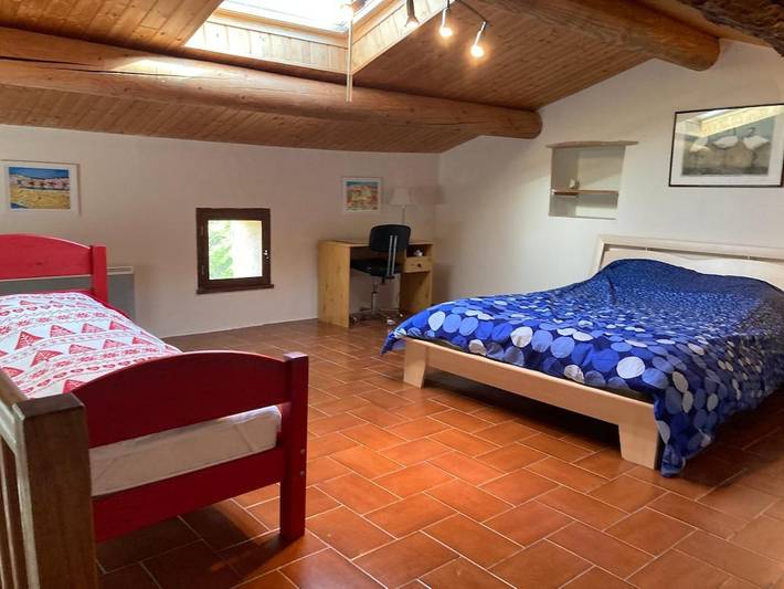 Location de vacances pour 13 personnes, avec piscine ainsi que vue et jardin à Niozelles
