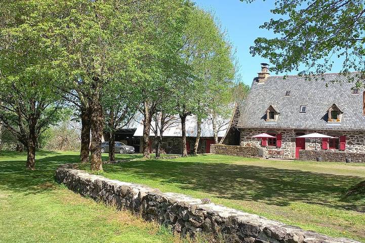 Location de vacances pour 2 personnes, avec jardin à Saint-Bonnet-de-Salers