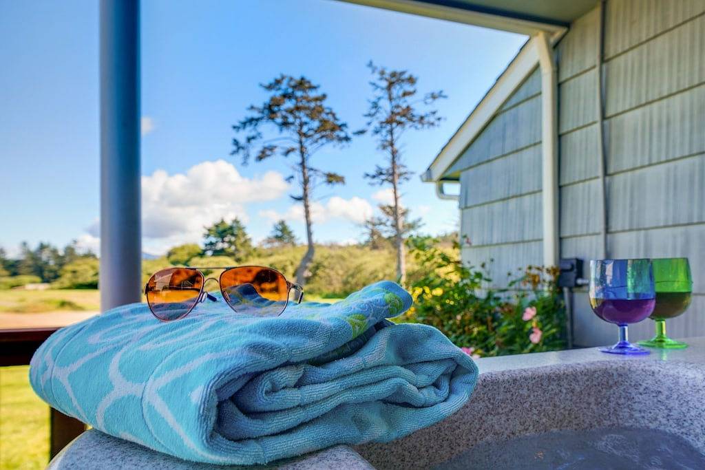 Seaview:~Hot-Tub~Stepstobeach~Ocean/Mt/Golf Views!~Bikes~Dogsok~Cornhole-Patio in Clatsop County