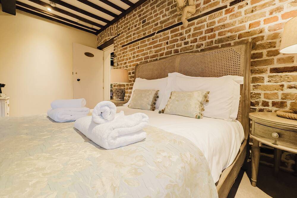 Experience boutique comfort above The Powell pub in Birchington. Stylish en-suite rooms, luxury touches, and a vibrant pub below—perfect for business, couples, or families. Book your coastal escape today! in Birchington, Kent