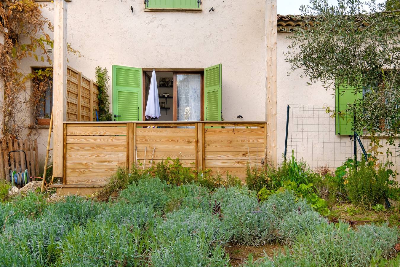 Hel lejlighed, Apartment 'Vallon Des Prés' with Private Terrace, Shared Garden and Wi-Fi in Villeneuve-Loubet, Middelhavskysten (Frankrig)