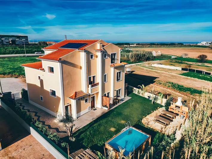 Entire apartment, Apartment '6' with Shared Pool, Shared Terrace and Wi-Fi in Lourinhã, Lisbon District