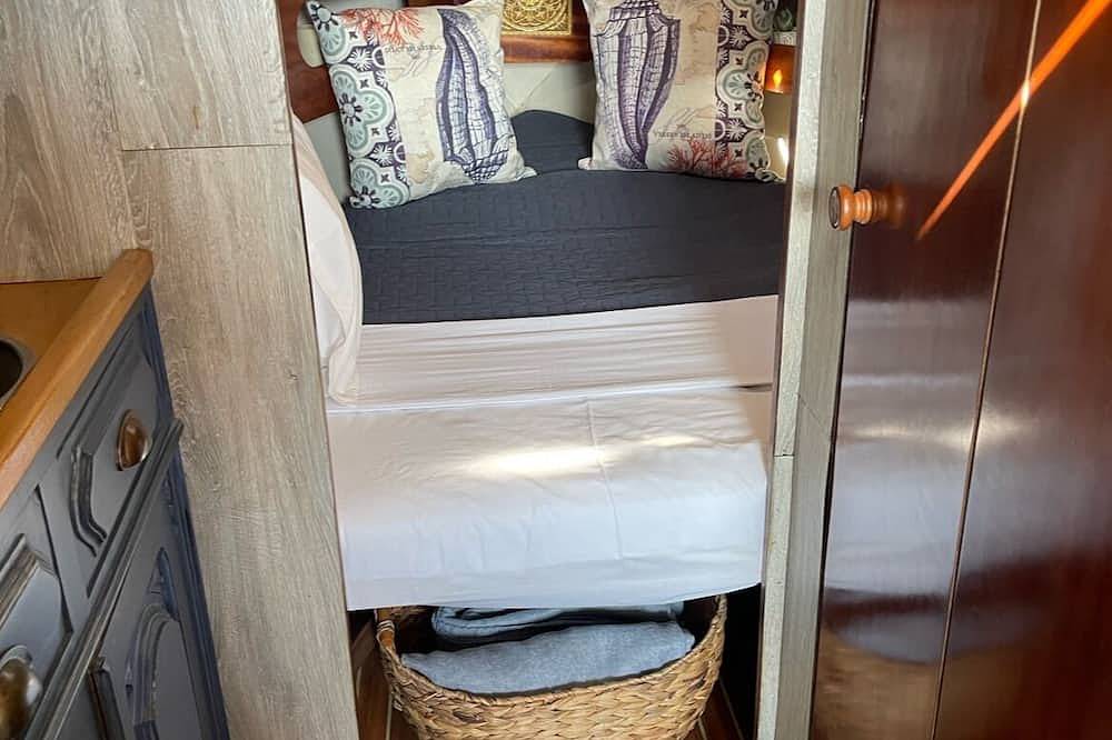 Bonito e Acolhedor Veleiro Localizado no Porto Junto á foz do rio Douro in Canidelo, Porto Distrikt