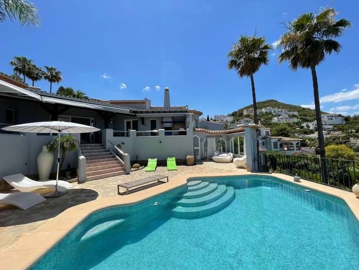 Casa rural para 8 personas, con terraza además de jardín y piscina en Ráfol de Almunia