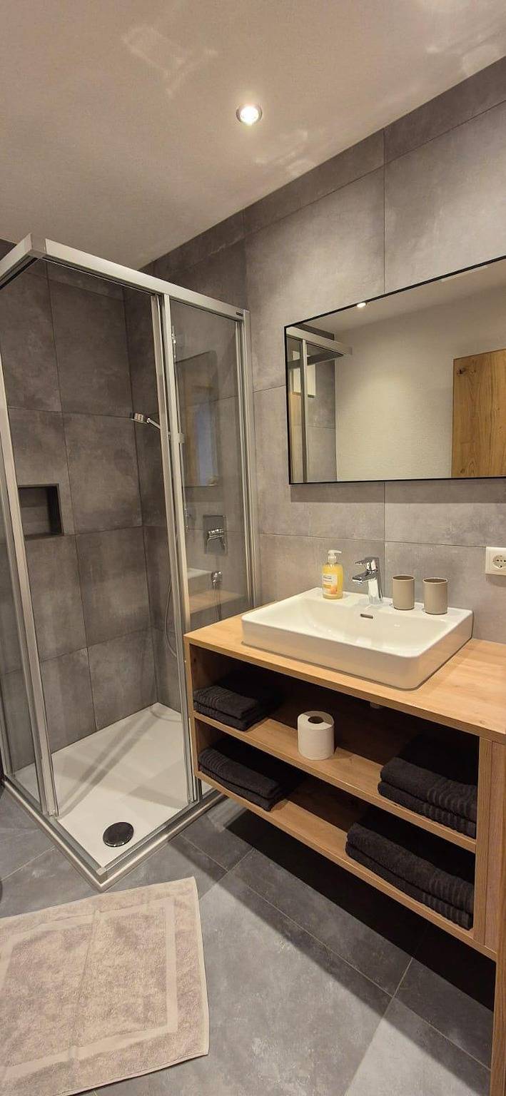 Geheel vakantieappartement, Apartment 2, shower, toilet, 3 bed rooms in Meer , Verwall 