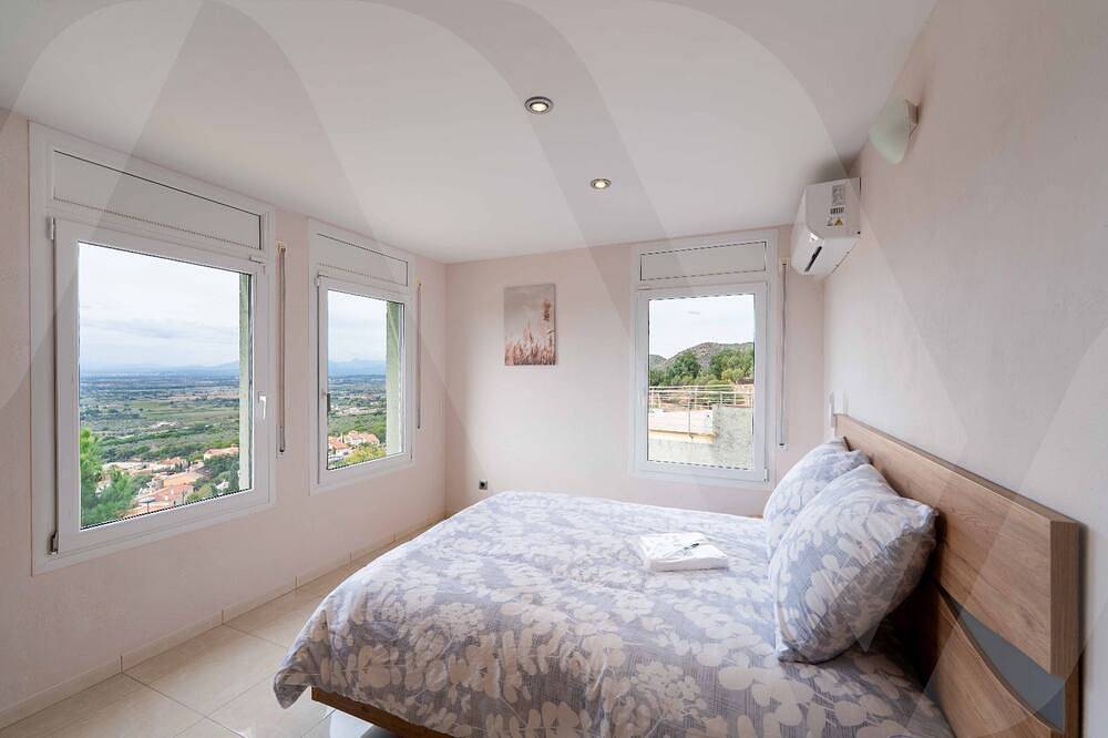 Villa 10 pers, sea view on the Costa Brava 5 min from the beach of Roses with swimming pool in Palau-saverdera, Oberampurien