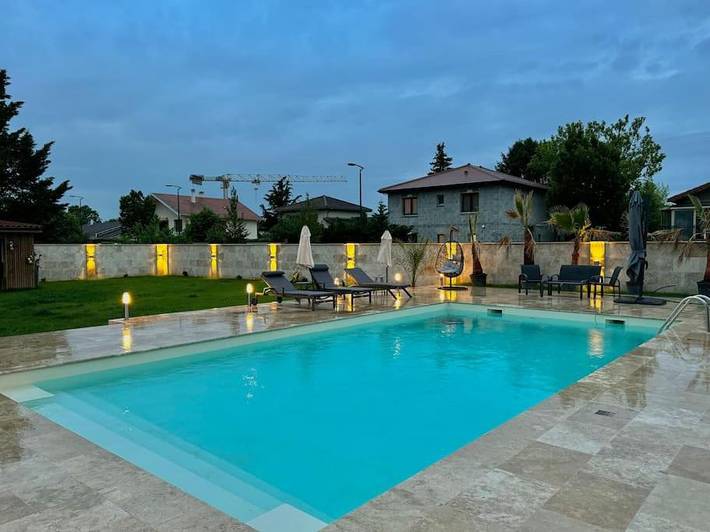 Location de vacances pour 10 personnes, avec jardin ainsi que piscine et terrasse dans Aéroport Lyon Saint-Exupéry - 4