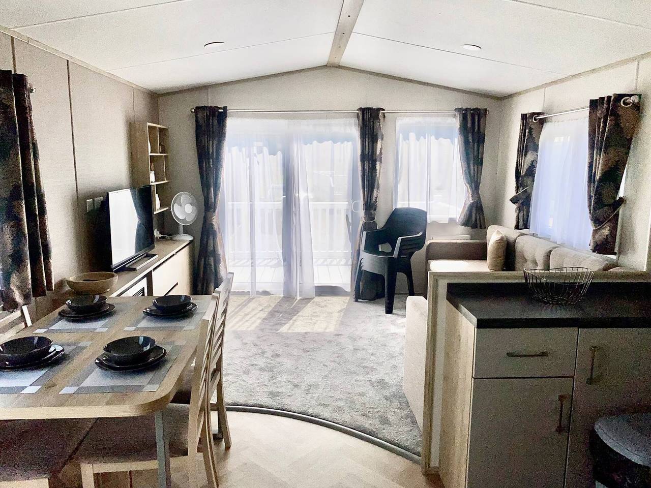 Elegant 2 Bed One and Half Bath Caravan in Holiday Resort - Sleeps 6 in Northampton, Northamptonshire