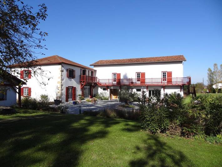 Chambre d’hôte pour 2 personnes, avec Terrasse ainsi que Jardin et Piscine à Masparraute