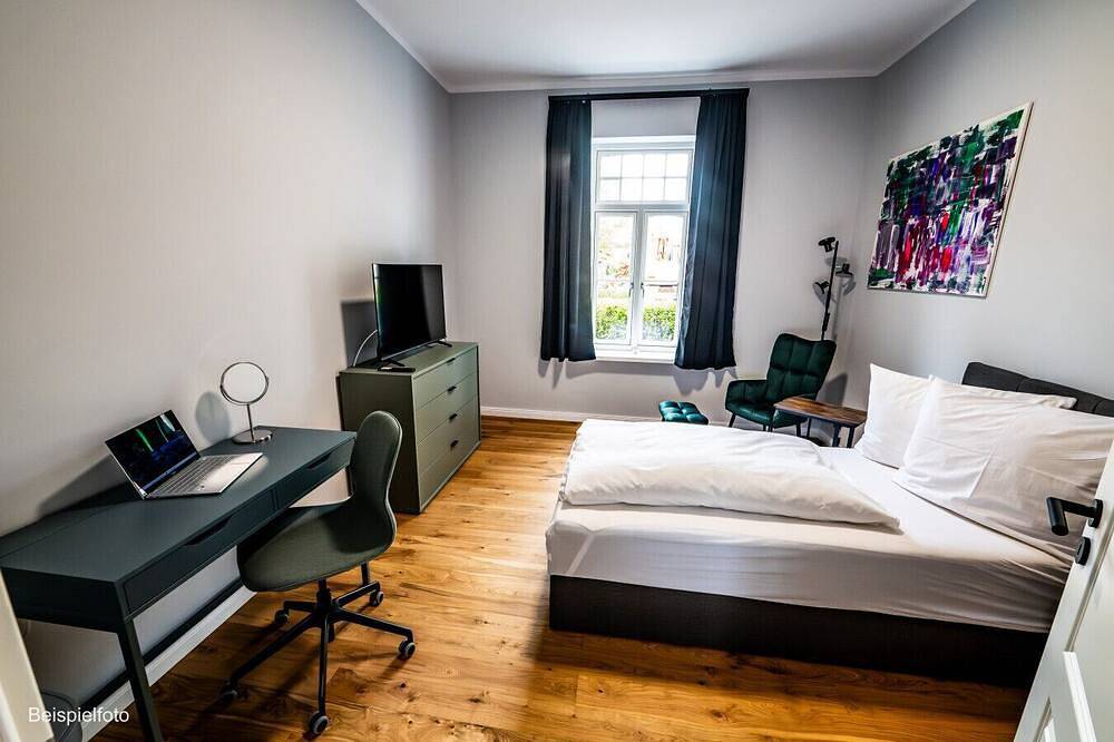 Ganze Wohnung, 3 Schlafzimmer, Wohnküche, neues Bad/Toilette - modern denkmalgeschütztem Altbau in Brunsbüttel, Nord-Ostsee-Kanal