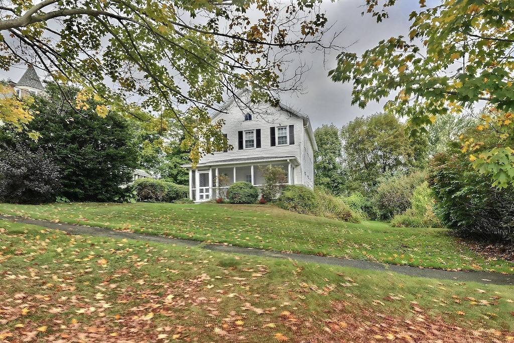 Historisch im Kolonialstil der Stadt / nur wenige Schritte vom Dorfplatz entfernt in Litchfield County