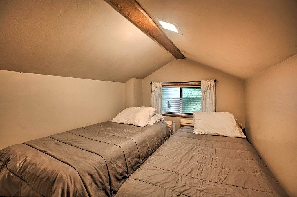 Cozy 'Hillside Hideaway' in Wintergreen Resort! in Wintergreen, Nelson County