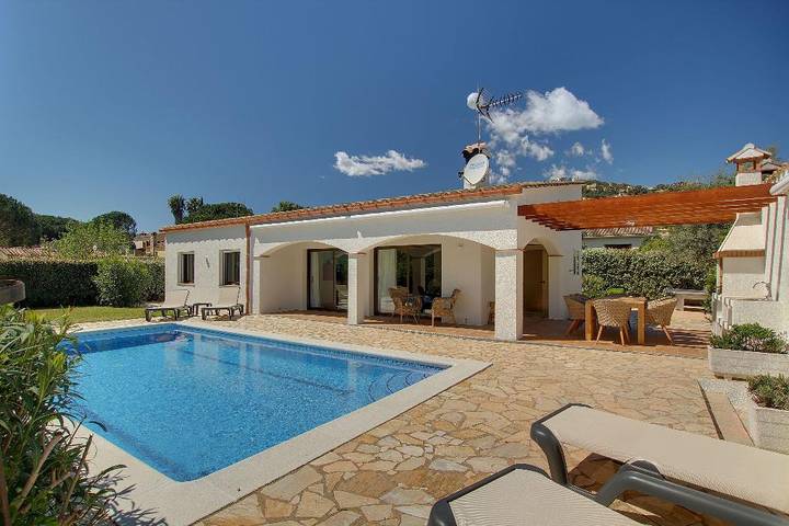 Chalet para 10 personas, con jardín además de terraza y piscina en Cataluña - 2