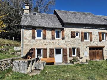 Gîte pour 8 personnes, avec vue et jardin à Saint-Setiers