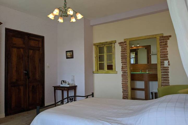 Chambre d'hôte spacieuse avec vue montagne in Montaillou, Ariège