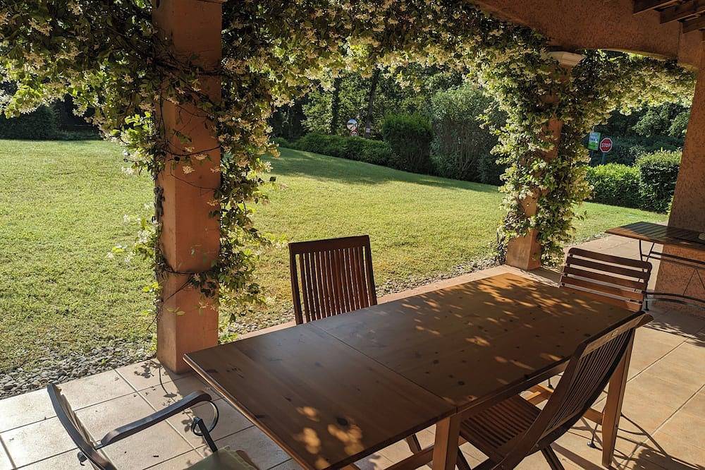 Amplia villa con piscina compartida en Pierrevert junto al Golf du Luberon. in Pierrevert, Parque natural regional del Luberon