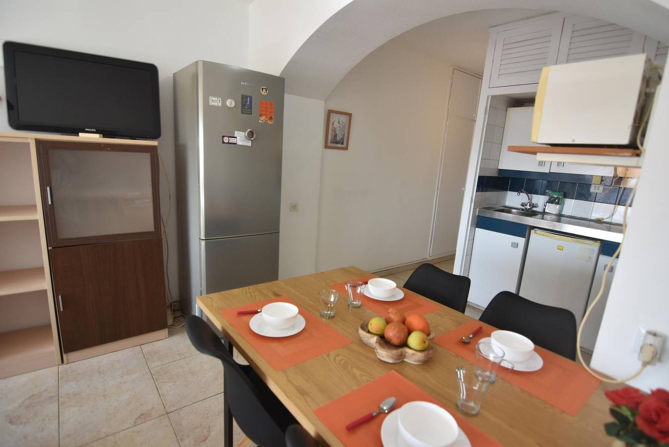 Estudio entero, ¡Encantador estudio en alquiler en Roses, Costa Brava! Capacidad para 3 personas, comodidades modernas, piscina, Wi-Fi gratuito, cerca de la playa. in Santa Margarida, Roses