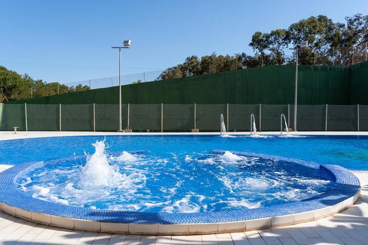 Hôtel pour 2 personnes, avec piscine ainsi que jardin et bassin pour enfant, animaux acceptés