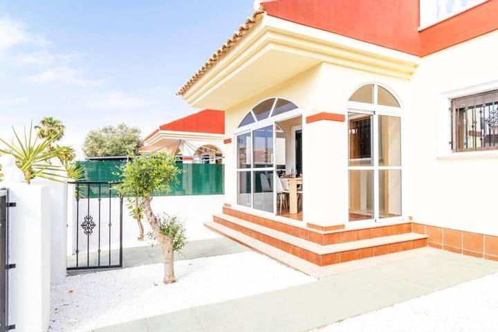 Casa rural para 5 personas, con terraza además de jardín y piscina en Torrevieja