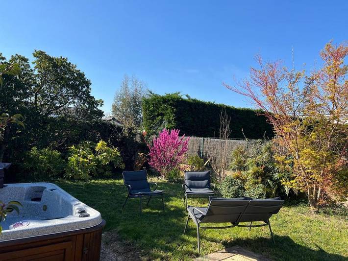 Gîte pour 2 personnes, avec jardin ainsi que terrasse et vue, animaux acceptés à Chatuzange-le-Goubet
