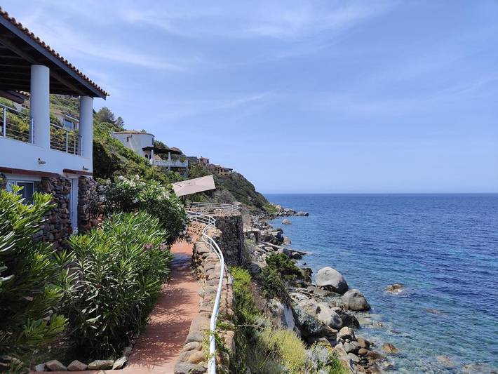 Appartamento per 3 persone, con giardino e panorama in Torre delle Stelle