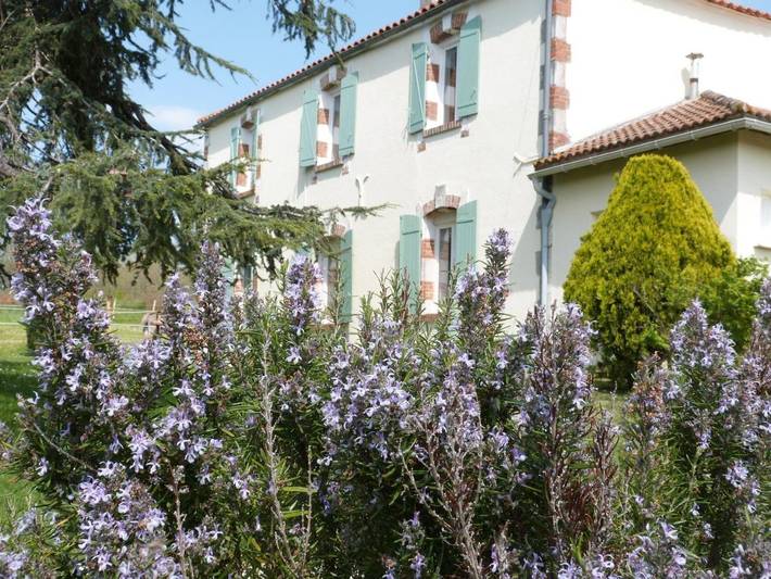 Chambre d’hôte pour 2 personnes, avec vue ainsi que jardin et piscine à Pinel-Hauterive