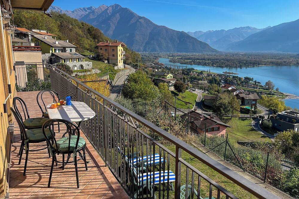 Entire apartment, Maranina holiday flat on Lake Como in Trezzone, Valtellina