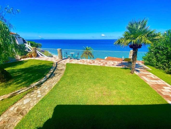 Ferienhaus für 4 Personen, mit Balkon und Terrasse sowie Garten und Pool in Parghelia