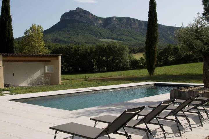 Villa pour 16 personnes, avec terrasse et vue ainsi que piscine et jardin, animaux acceptés